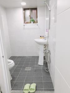 6, near Sangsu stn, 1st floor, quiet area