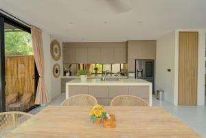 Stylish 4BR villa with private pool in Batu Bolong