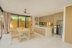 Stylish 4BR villa with private pool in Batu Bolong