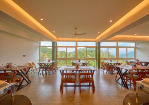 Nature Green Pool Resort Munnar by VOYE HOMES