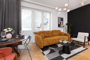 Apartment with Balcony Gdynia Downtown by Noclegi Renters
