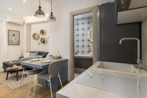 Azure Elegant Apartment by BiNoBi!