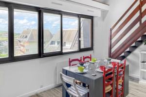 Apartment with pool near city center and sea