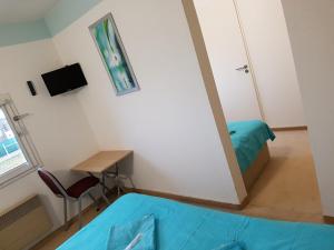 Hotels Hotel Holiday Lyon Est : Chambre Triple avec Salle de Bains Privative