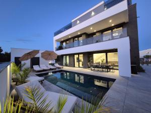 Luxury Villa Vesper- Heated Pool, Hot Tub, Rooftop terrace, Gym