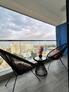 elegant executive three bedroom apartment with amazing city views,swimming pool,fully equipped gym and close proximity to major shopping malls and restaurants