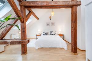 Air-conditioned 2-bedroom attic loft with terrace