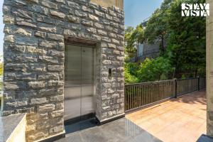 StayVista at Villa Bluejay with Bonfire, Outdoor Pool