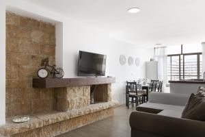 Prime Location Apartment with Seaviews