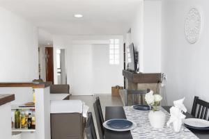 Prime Location Apartment with Seaviews