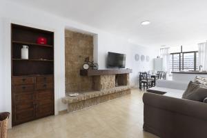 Prime Location Apartment with Seaviews