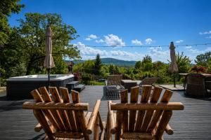 Friday Inn Igloo - Jacuzzi încălzit, Foișor cu încălzire infraroșu si videoproiector, Intimitate, Natură, Priveliște & Iaz - Escapadă romantică premium într-un tiny house unic în Romania - La doar o oră de București si 25 min de Sinaia