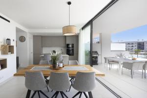 Stylish Apartment with Large Terrace in Higueron