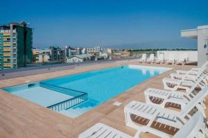 Rooftop pool and sea breeze in this modern flat