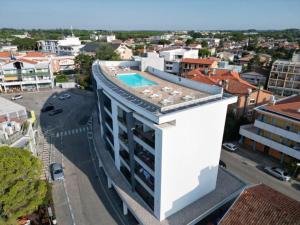 Rooftop pool and sea breeze in this modern flat