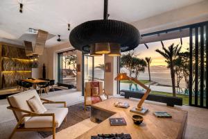 Oceanfront 5BR Luxury Villa, 22m Pool, Best Sunset in Lembongan