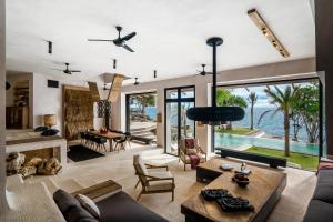 Oceanfront 5BR Luxury Villa, 22m Pool, Best Sunset in Lembongan