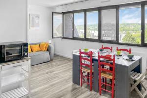 Apartment with pool near city center and sea