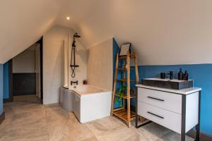 Huge Luxury 6-Bedroom House with Off-Road Parking, Pet-friendly - SUMMER SPECIAL OFFER! by Blue Puffin Stays