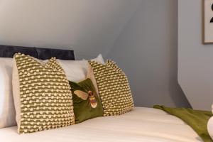 Huge Luxury 6-Bedroom House with Off-Road Parking, Pet-friendly - SUMMER SPECIAL OFFER! by Blue Puffin Stays