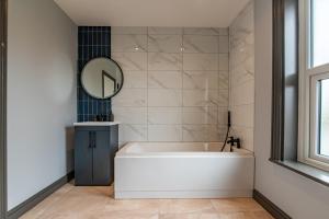 Huge Luxury 6-Bedroom House with Off-Road Parking, Pet-friendly - SUMMER SPECIAL OFFER! by Blue Puffin Stays