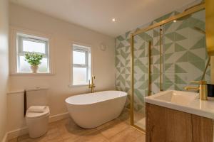 Huge Luxury 6-Bedroom House with Off-Road Parking, Pet-friendly - SUMMER SPECIAL OFFER! by Blue Puffin Stays