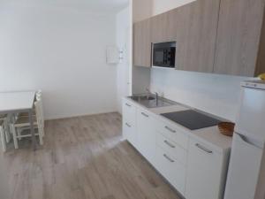 Ideal getaway flat with pool and parking