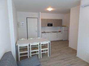 Ideal getaway flat with pool and parking