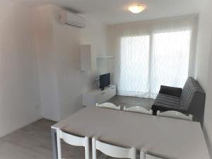 Ideal getaway flat with pool and parking
