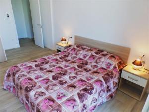 Ideal getaway flat with pool and parking