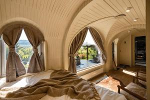 Friday Inn Igloo - Jacuzzi încălzit, Foișor cu încălzire infraroșu si videoproiector, Intimitate, Natură, Priveliște & Iaz - Escapadă romantică premium într-un tiny house unic în Romania - La doar o oră de București si 25 min de Sinaia