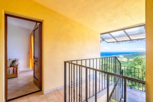 Sea View Isola Rossa Apartment 3 img19