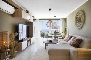 Central Apartment with Seaview Terrace and Pool