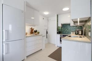 Central Apartment with Seaview Terrace and Pool