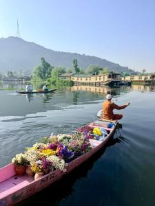Rajas Palace Houseboat - Kashmir