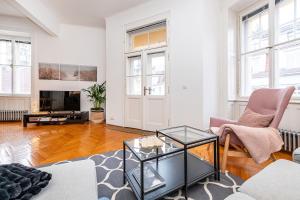 Elegant Old Town Apt with Balcony