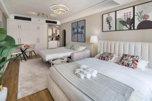 Premium Renovated Studio Side Lake View