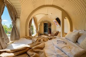Friday Inn Igloo - Jacuzzi încălzit, Foișor cu încălzire infraroșu si videoproiector, Intimitate, Natură, Priveliște & Iaz - Escapadă romantică premium într-un tiny house unic în Romania - La doar o oră de București si 25 min de Sinaia