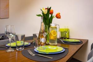 Modern & Bright Cherry Apt in South with Private PARKING