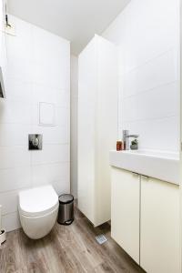 Modern & Bright Cherry Apt in South with Private PARKING