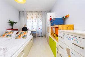 Modern & Bright Cherry Apt in South with Private PARKING