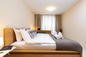 Modern & Bright Cherry Apt in South with Private PARKING