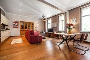 Oriental Touch River Apartment