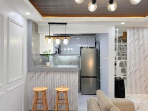 Chic & Cozy 1 Queen BR and Equipped with Essentials
