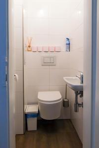 Rentero Bright City Apartment with 3 Bedrooms