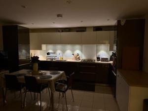 Comfortable 2-Bedroom Home Near Westfield - Sleeps 8