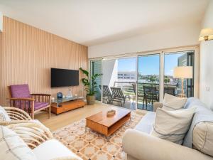 Luxury Marina Apartment with Pool and Balcony #2009
