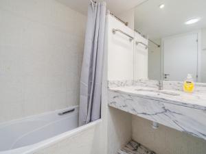 Luxury Marina Apartment with Pool and Balcony #2009