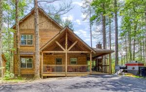 Fantastic Cabin Nestled Amidst Trees and Hot-tub Provided in Sevierville, Tennessee