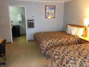 Queen Room with Two Queen Beds - Non-Smoking room in Castle Inn